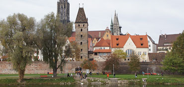 Blick auf Ulm mit Donauufer, Metzgerturm und Münster