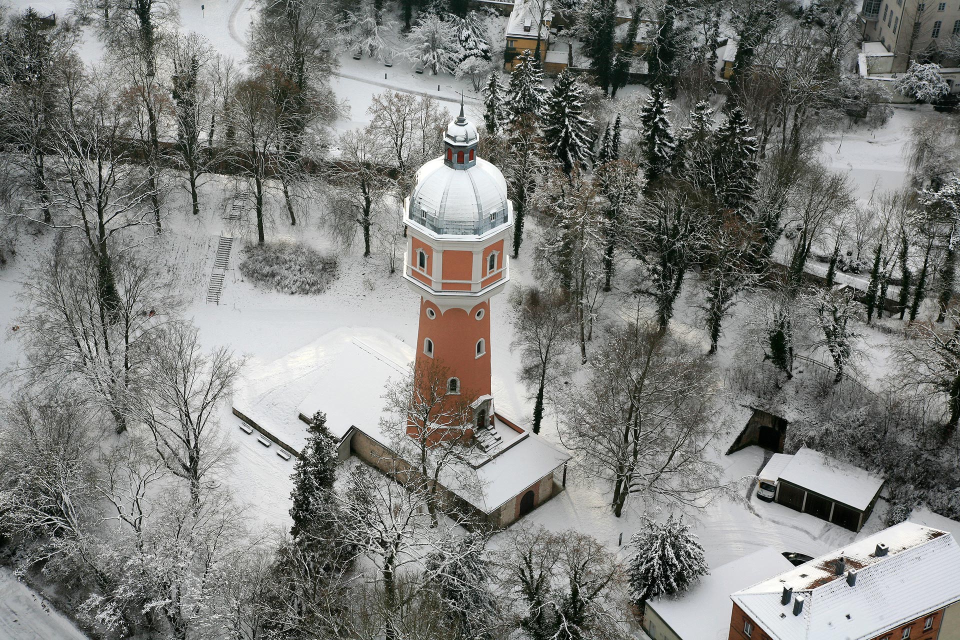 Wasserturm im Kollmannspark mit Schnee