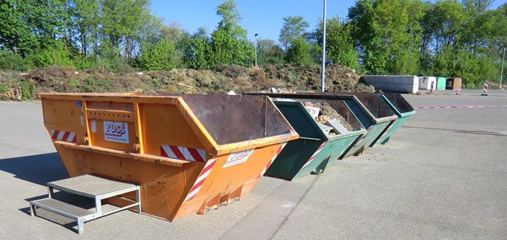 Wertstoffcontainer auf dem Wertstoffhof