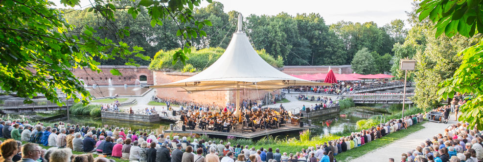 Konzert auf der Veranstaltungsbühne im Neu-Ulmer Glacis-Park vor vollen Publikumsrängen