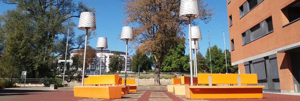 Der Neu-Ulmer Maxplatz mit orangenen Sitzbänken