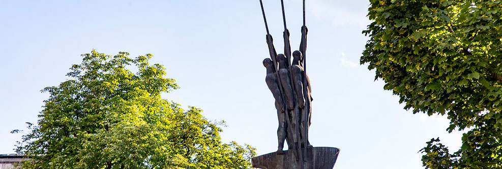 Bronzeskulptur "Drei Männer im Boot"
