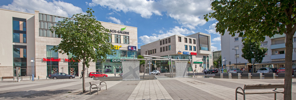 Blick vom Heiner-Metzger-Platz auf das Einkaufszentrum Glacis-Galerie