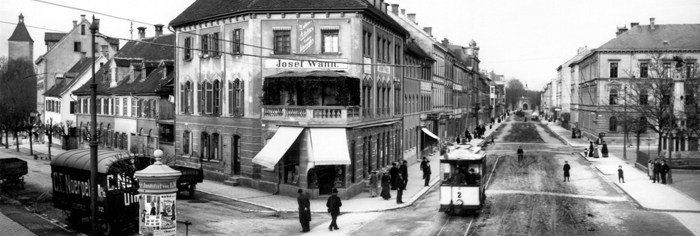 Altes Schwarz-Weiß-Foto von der Neu-Ulmer Innenstadt mit Straßenbahn