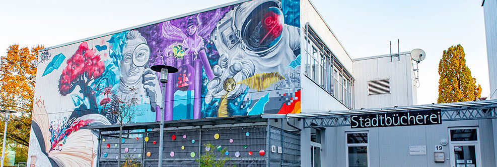 Außenfassade der Stadtbücherei mit großem Graffiti-Kunstwerk