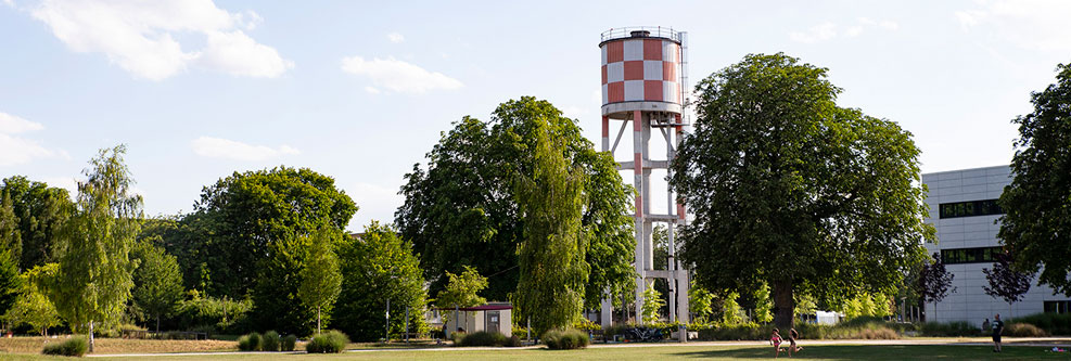 Wasserturm im Neu-Ulmer Wiley umgeben von Bäumen