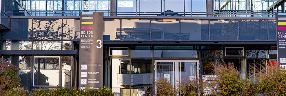 Eingang eines Bürogebäudes mit der Beschriftung: edison center